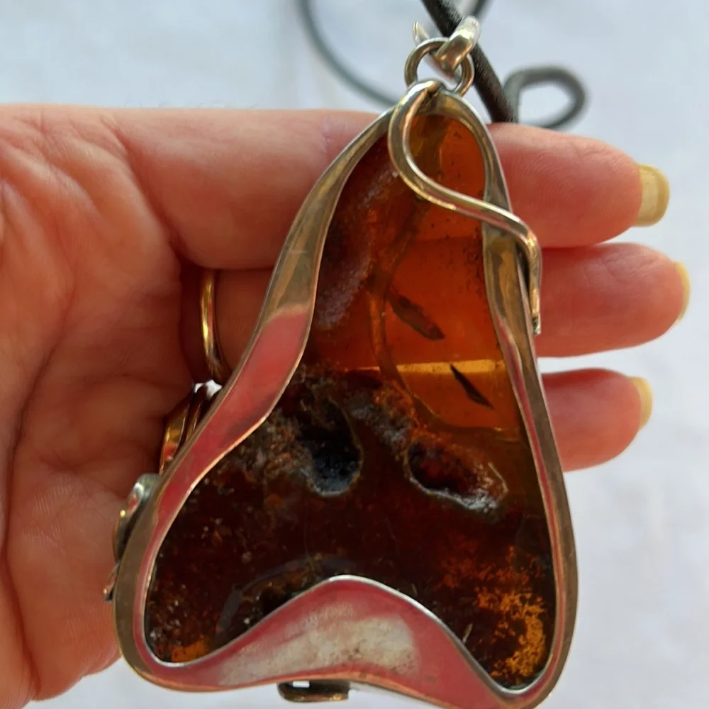Amber pendant with leather necklace - Picture 3 of 14